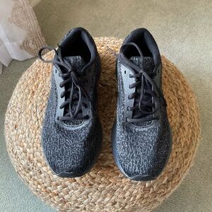 Brooks men’s Black and Gray Sneakers, great conditions.